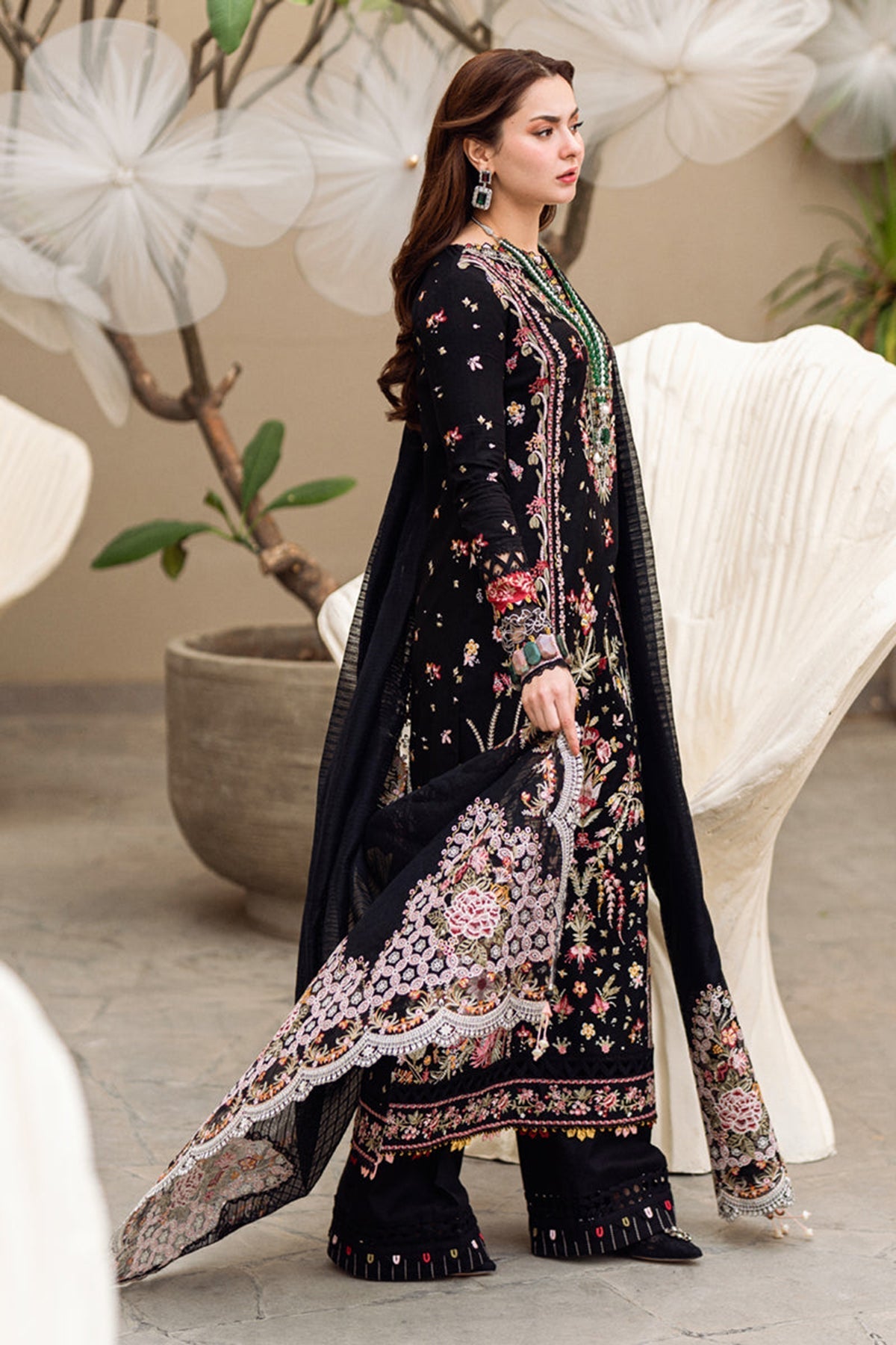 QALAMKAR 3PC LAWN UNSTITICHED EMBROIDERED
Code:4003